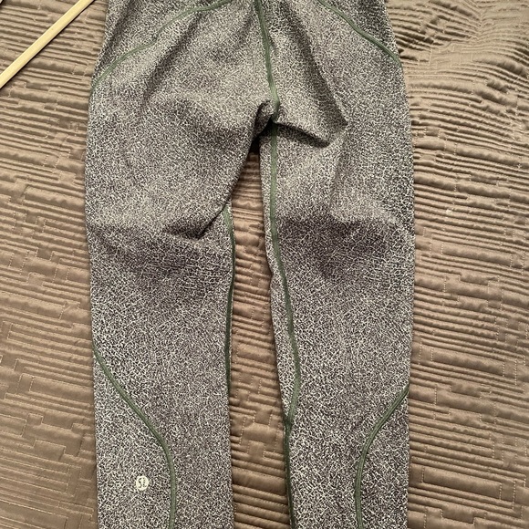 Lululemon spandex - grey patterned size 8 - Picture 3 of 3